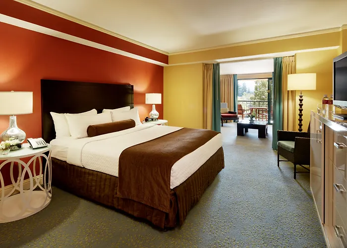 Hotel with pool: Crowne Plaza Cabana Hotel By Ihg